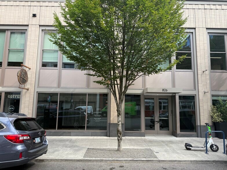 More Photos Of 826 SW 2nd Ave, Portland Storefront For Lease
