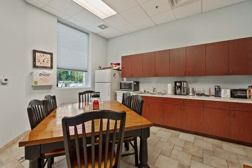 More Photos Of 10621 S 51st St, Phoenix Office Residential For Lease