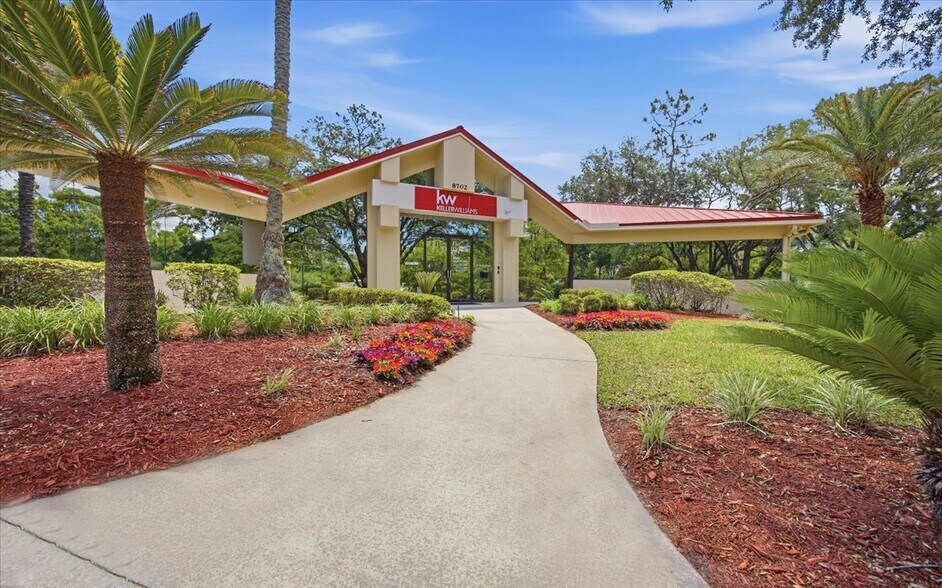 More Photos Of 8702 Perimeter Park Blvd, Jacksonville Office For Lease