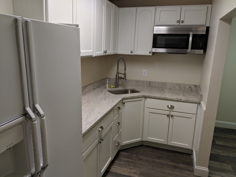 More Photos Of 33 Elm St, Merrimack Warehouse For Lease