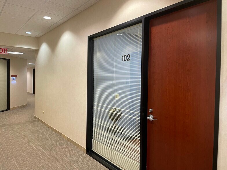 More Photos Of 4200 Cantera Dr, Warrenville Office For Sale