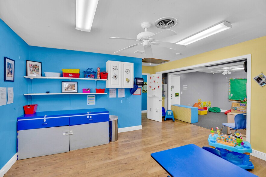 More Photos Of 1285 6th Ave, Vero Beach General Retail For Sale