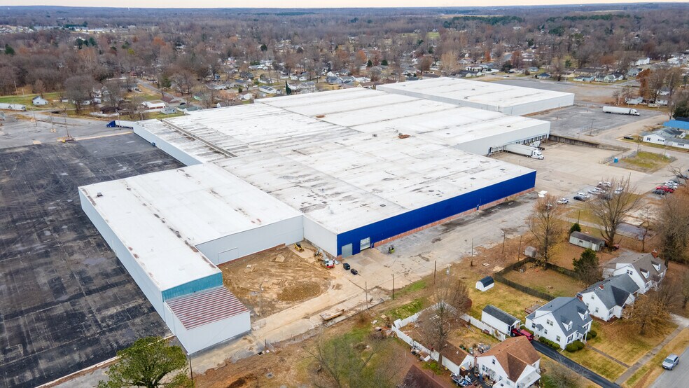 More Photos Of 410 E Lyerla Dr, Herrin Distribution For Lease