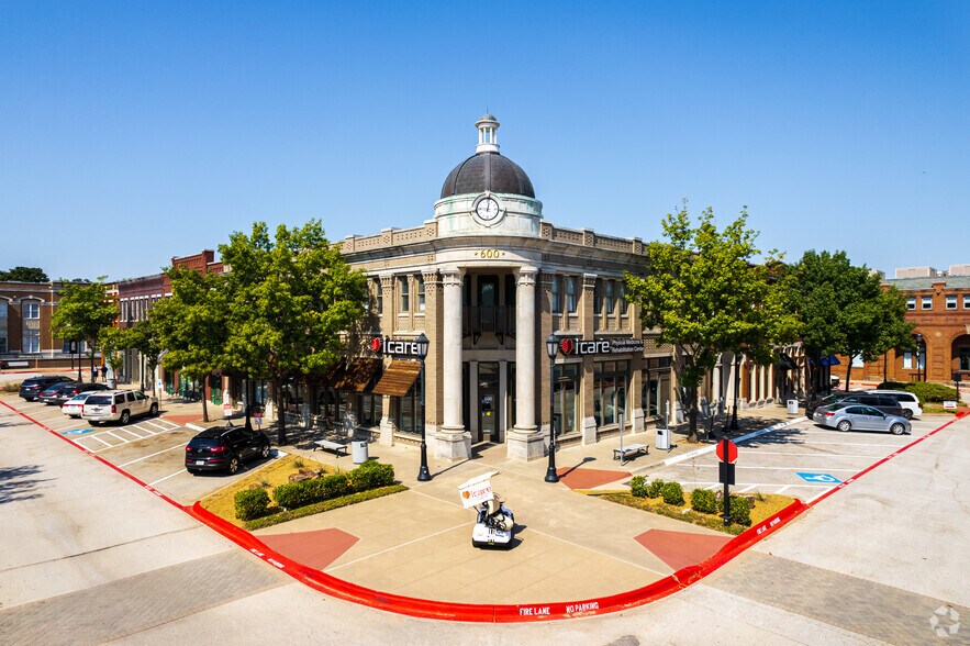 More Photos Of 300-900 Parker Sq, Flower Mound Unknown For Lease