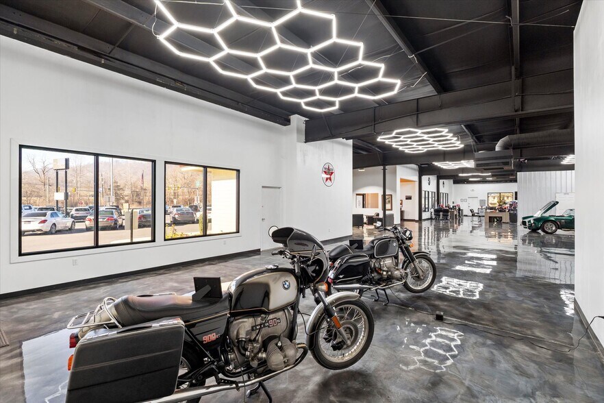 More Photos Of 912 Valley Ridge Rd, Covington General Retail For Sale