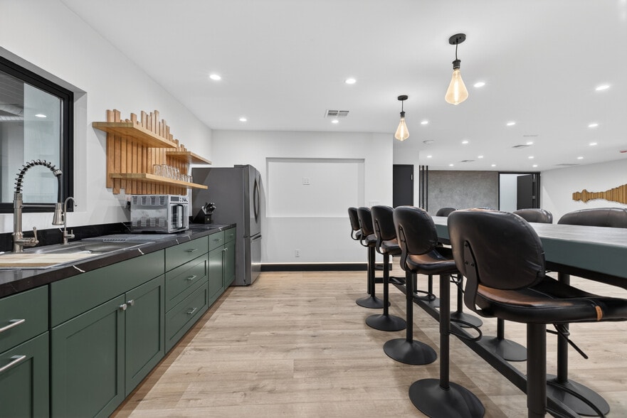 More Photos Of 703 S Main St, Burbank Showroom For Sale