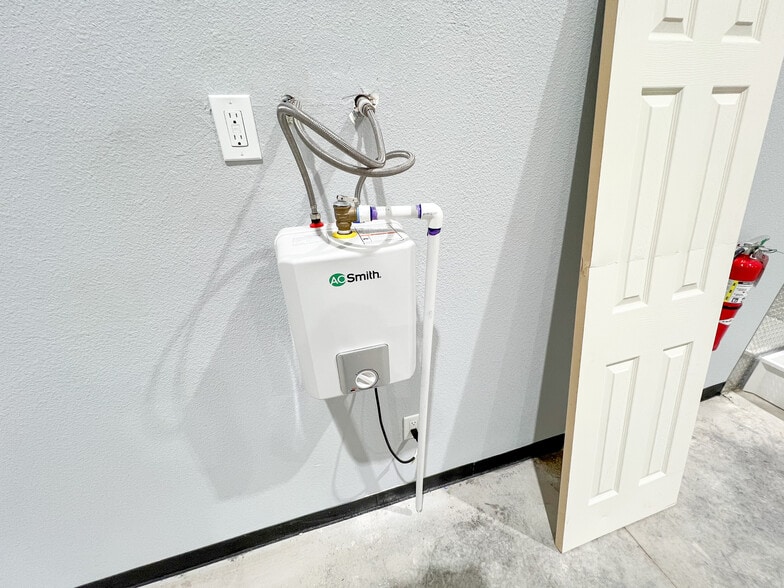 More Photos Of 1208 S Midland Dr, Midland Unknown For Lease