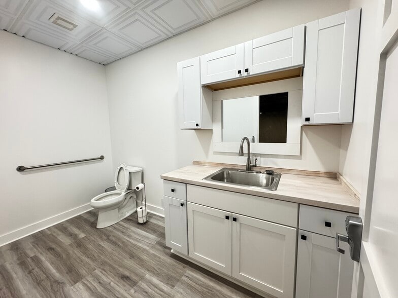 More Photos Of 101 NE 2nd Ave, Miami Freestanding For Lease