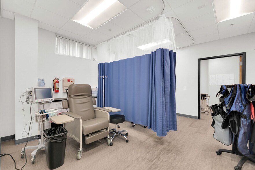 More Photos Of 2222 E Highland Ave, Phoenix Medical For Lease