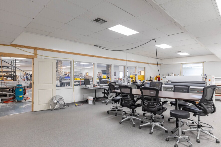 More Photos Of 1060 1st Ave NE, Gravette Industrial For Lease