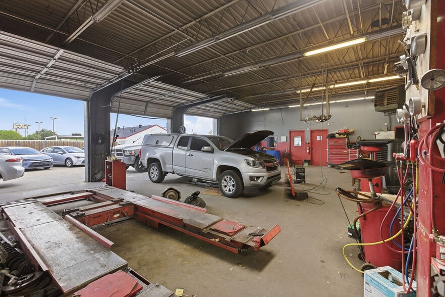 More Photos Of 616 S Central Expy, Richardson Freestanding For Lease