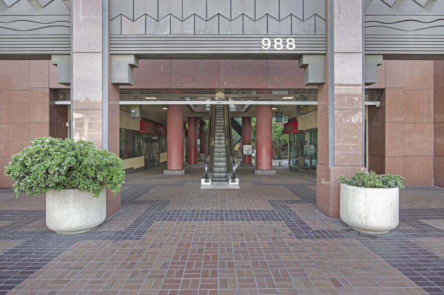 More Photos Of 988 N Hill St, Los Angeles General Retail For Sale