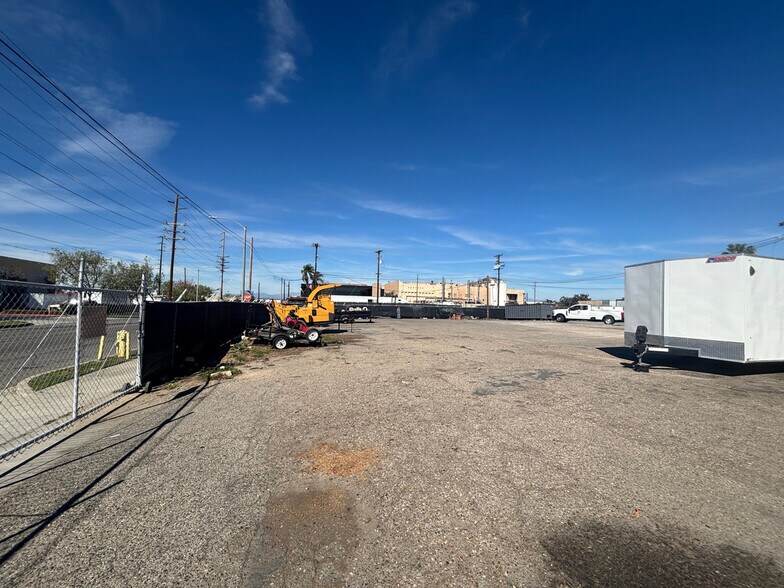 More Photos Of 320 E Commercial St, Anaheim Contractor Storage Yard For Lease