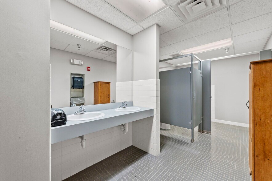 More Photos Of 3730 S Elizabeth St, Independence Medical For Lease