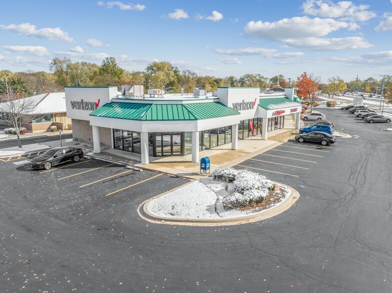 More Photos Of 2800-2828 75th St, Woodridge Freestanding For Lease