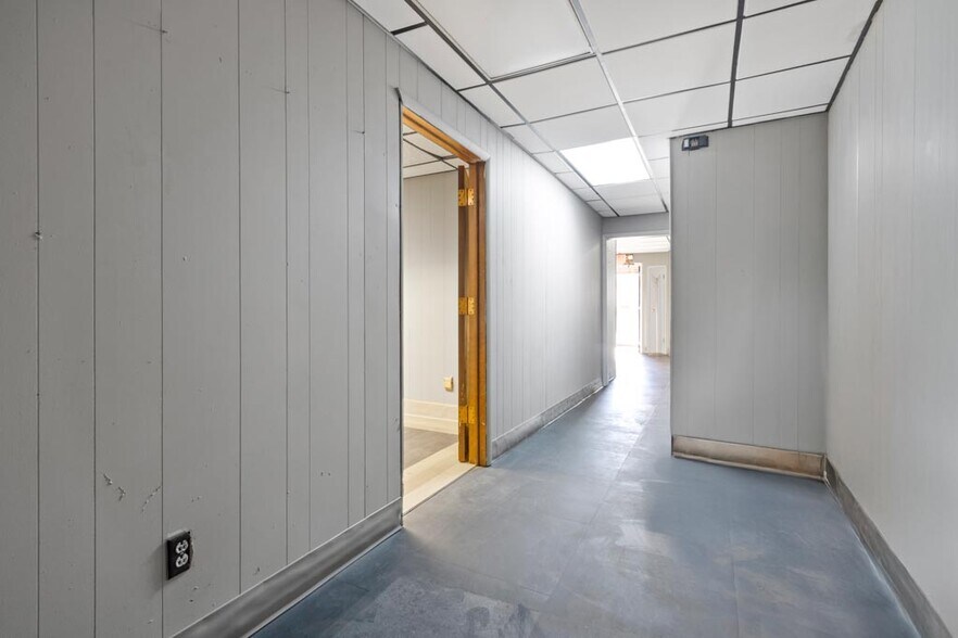 More Photos Of 223 Fearing Blvd, Toledo Freestanding For Sale