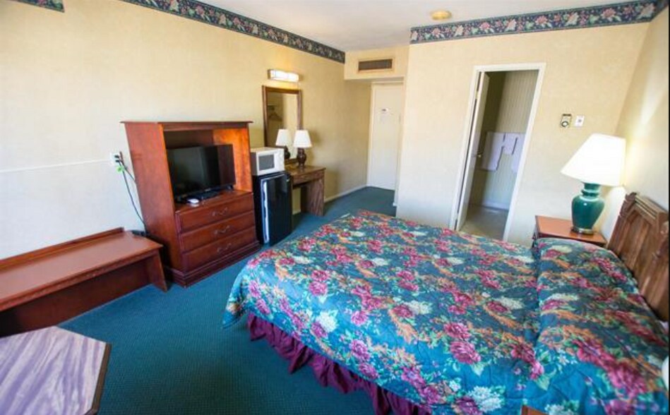 More Photos Of 302 6th Ave S, Clinton Hotel For Sale