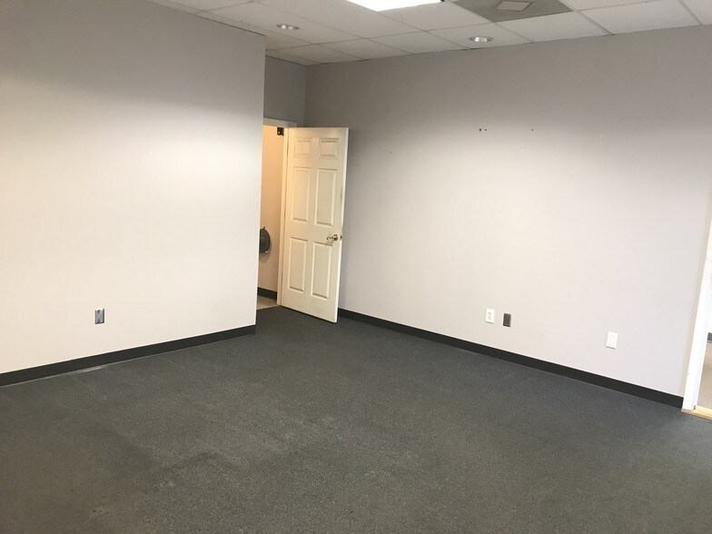 More Photos Of 120 Robinson Ct, Fayetteville Warehouse For Lease