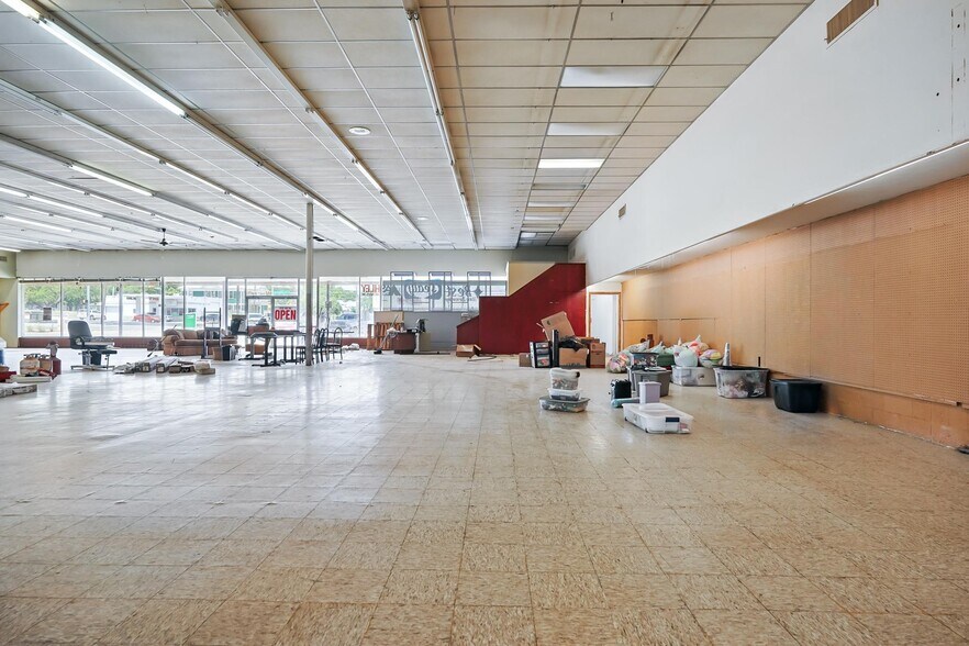 More Photos Of 500-511 E Broadway St, Sweetwater Storefront For Sale