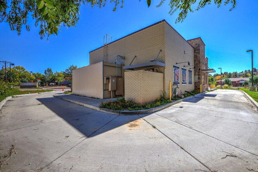 More Photos Of 3220 Austin Bluffs Pky, Colorado Springs Freestanding For Lease