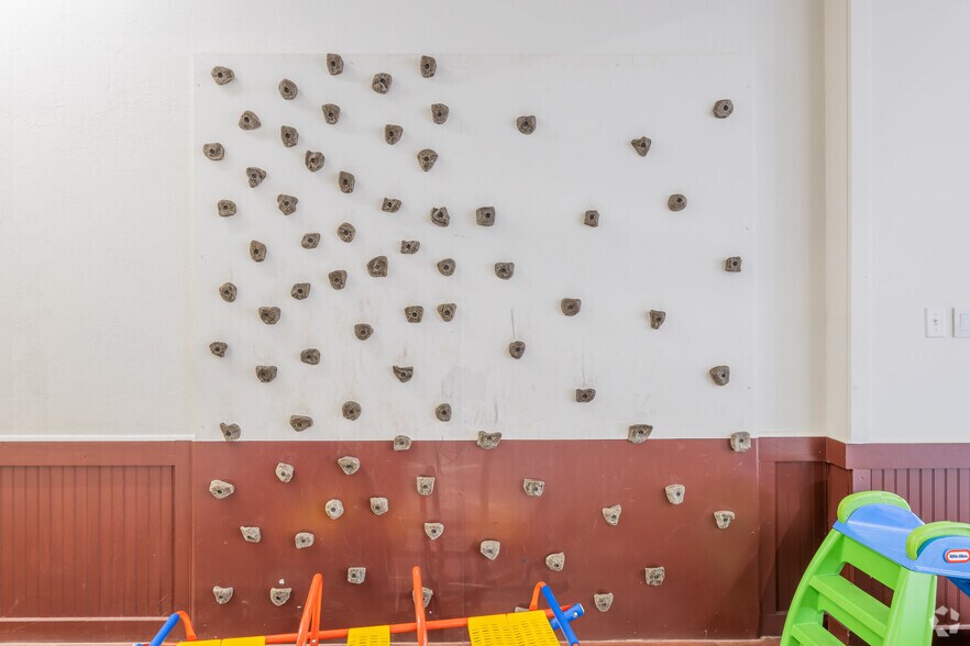 More Photos Of 124 NW 8th St, Oklahoma City Showroom For Sale