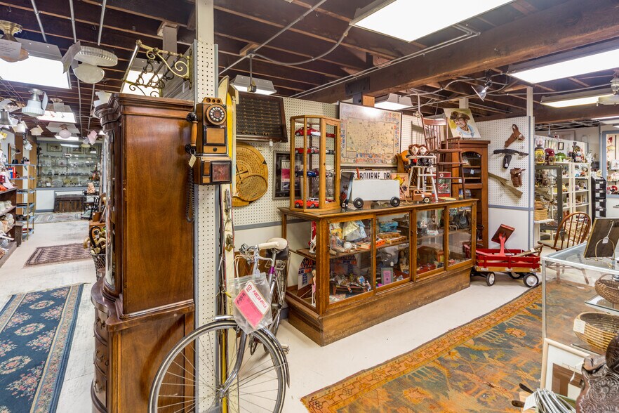 More Photos Of 802 Washington St, Port Townsend General Retail For Sale