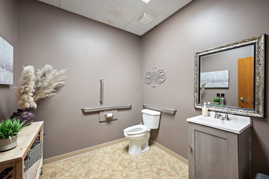 More Photos Of 325-337 NW Northdale Blvd, Coon Rapids Freestanding For Sale