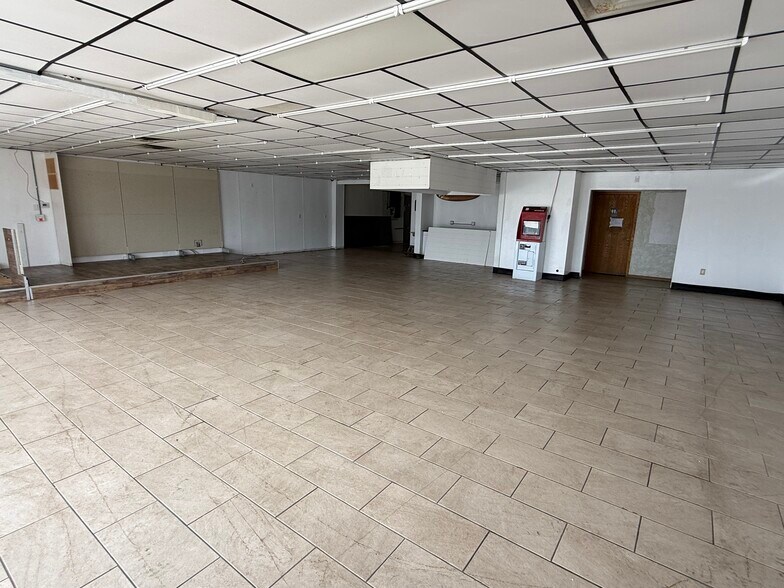 More Photos Of 10430-10434 Northfield Rd, Northfield Freestanding For Lease
