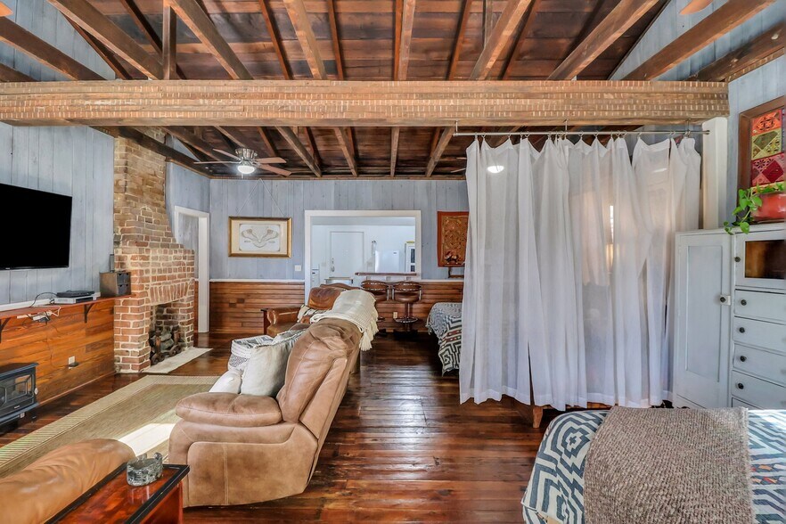 More Photos Of 8 E 41st St, Savannah Storefront Retail Residential For Sale