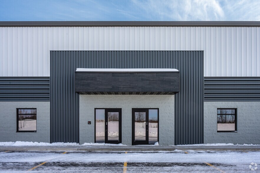 More Photos Of 5795 Neubert Rd, Appleton Warehouse For Lease
