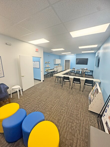More Photos Of 19171-19191 Merriman Rd, Livonia Storefront Retail Office For Lease