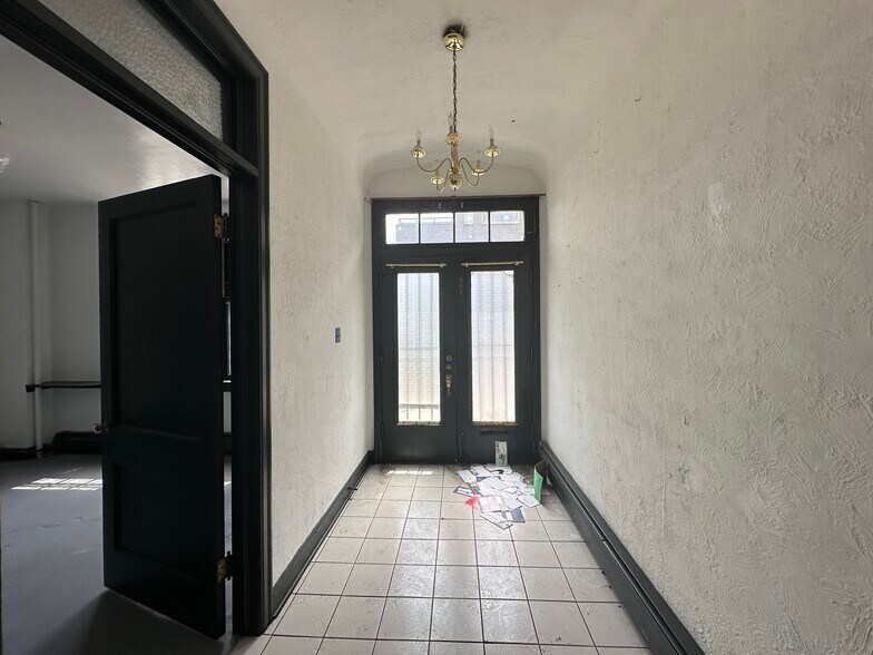 More Photos Of 15 E Iowa Ave, Denver Storefront For Sale