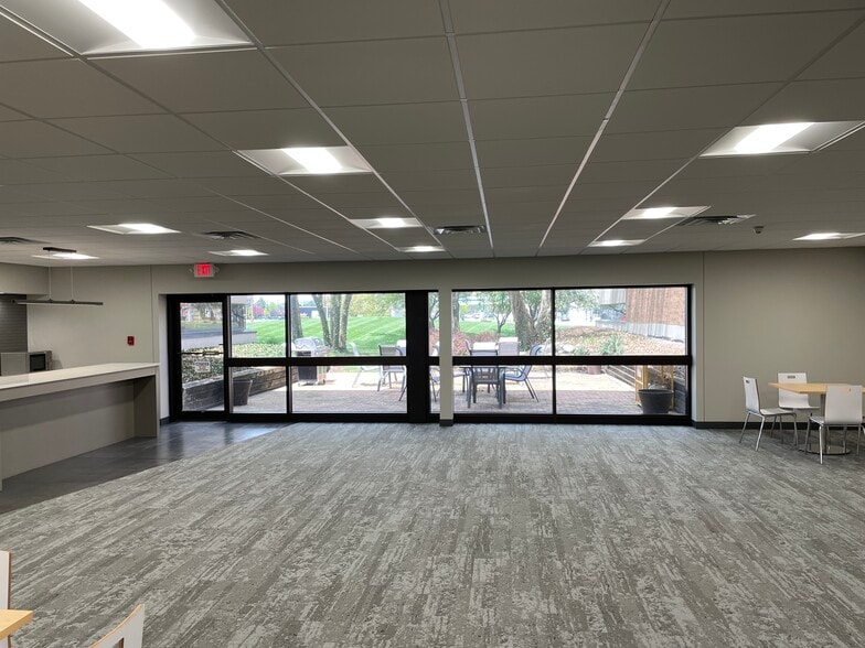 More Photos Of 480 W Dussel Dr, Maumee Office For Lease