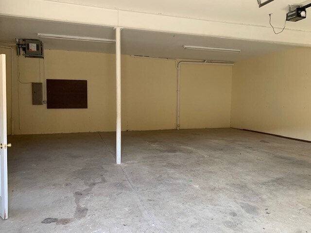 More Photos Of 327 6th Ave, Wilmington Light Distribution For Lease