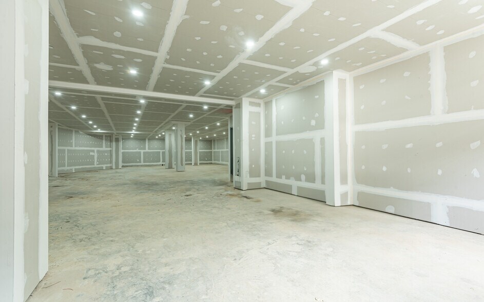 More Photos Of 3043 31st St, Long Island City Service For Lease