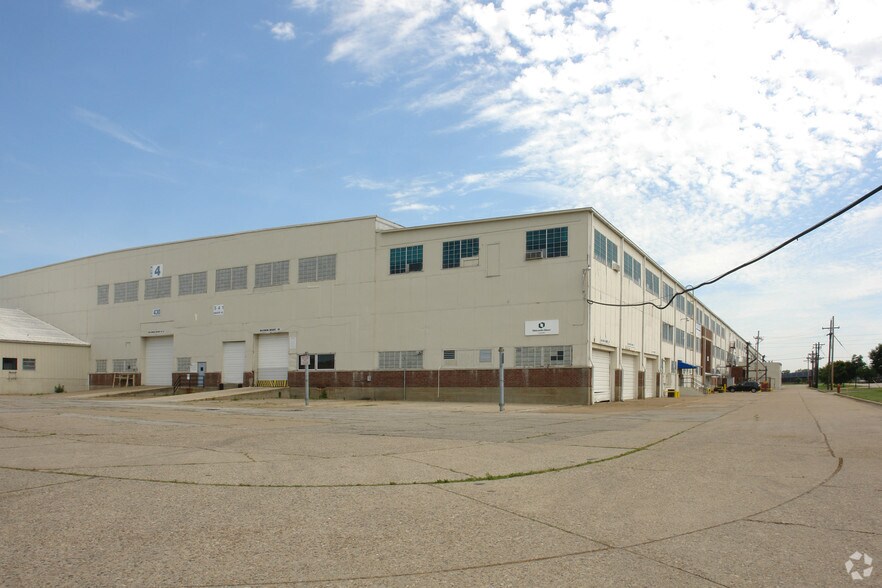 More Photos Of 541 Industry Rd, Louisville Manufacturing For Lease