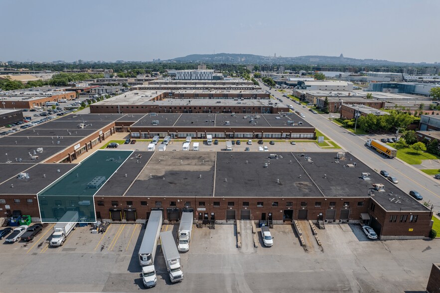 More Photos Of 375-455 Deslauriers Rue, Saint-Laurent Warehouse For Lease