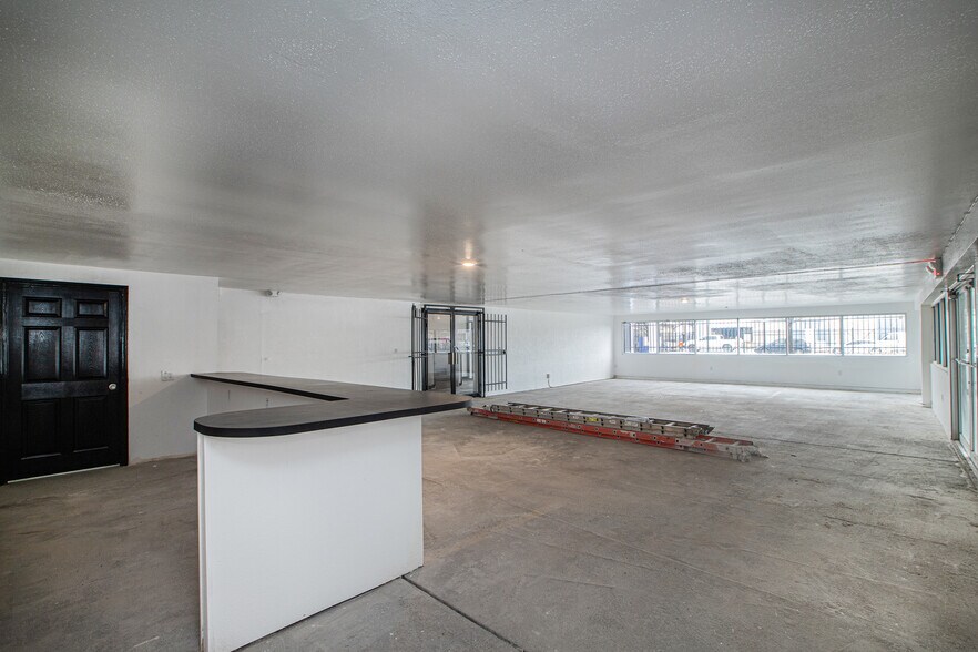 More Photos Of 802 Crosstimbers, Houston General Retail For Sale
