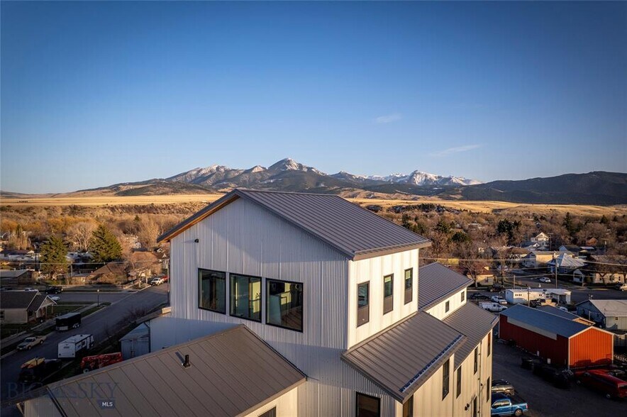 More Photos Of 924 E Park St, Livingston Apartments For Sale