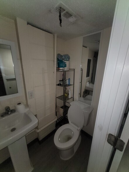 More Photos Of 1458 W 32nd St, Indianapolis Apartments For Sale