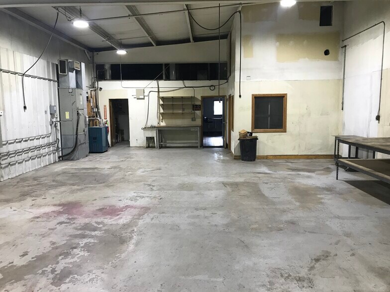 More Photos Of 34 Stonehill Rd, Oswego Warehouse For Lease