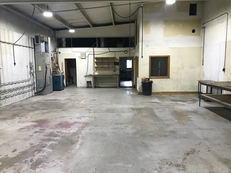 More Photos Of 34 Stonehill Rd, Oswego Warehouse For Lease