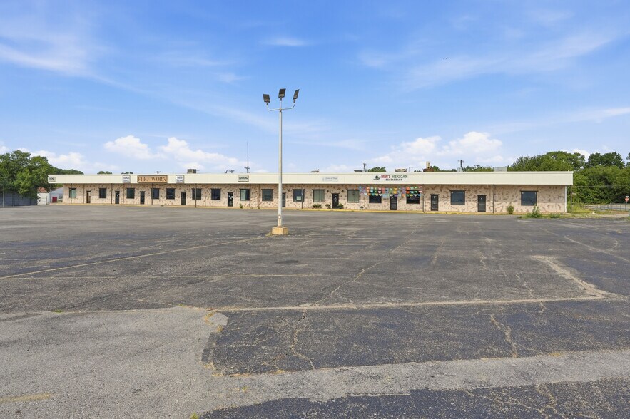 Primary Photo Of 605 S Green Ave, Purcell Freestanding For Sale
