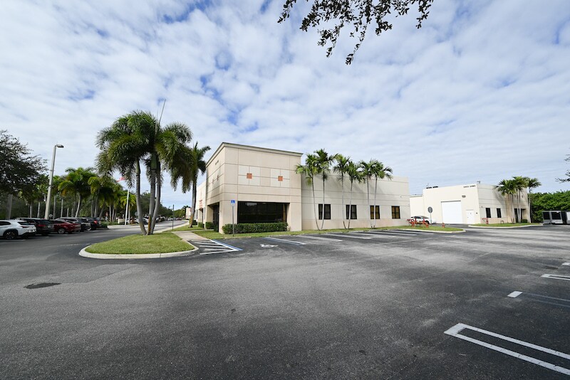 More Photos Of 2401-2431 Quantum Blvd, Boynton Beach Showroom For Sale