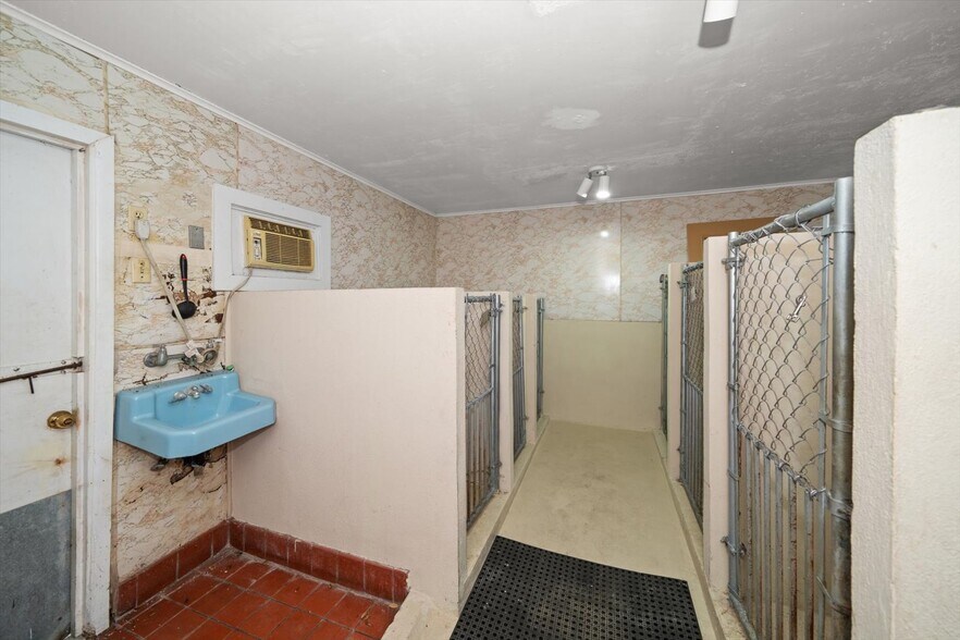 More Photos Of 1631 W Bay Dr, Largo Veterinarian Kennel For Sale