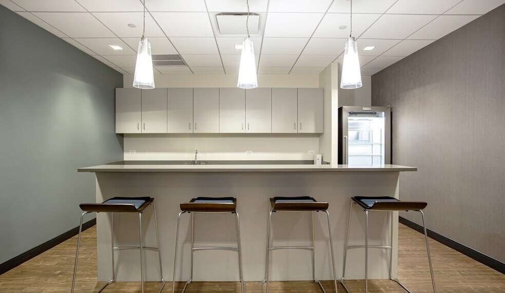 More Photos Of 6250 N River Rd, Rosemont Office For Lease