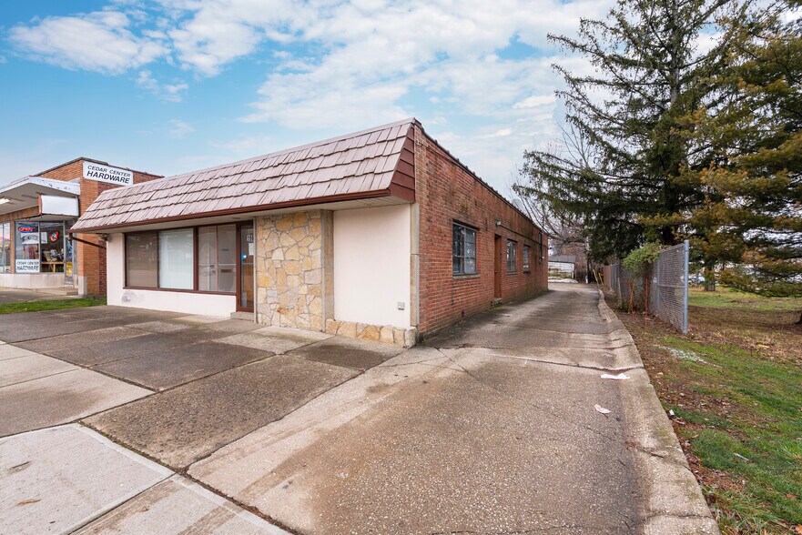 More Photos Of 1962 Warrensville Center Rd, Cleveland Office For Lease