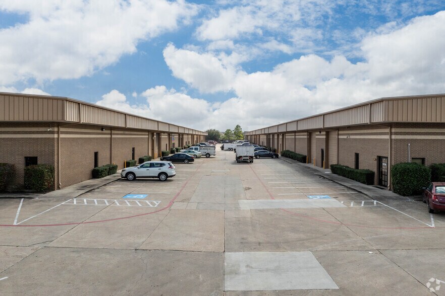 More Photos Of 8807-8815 Emmott Rd, Houston Unknown For Lease