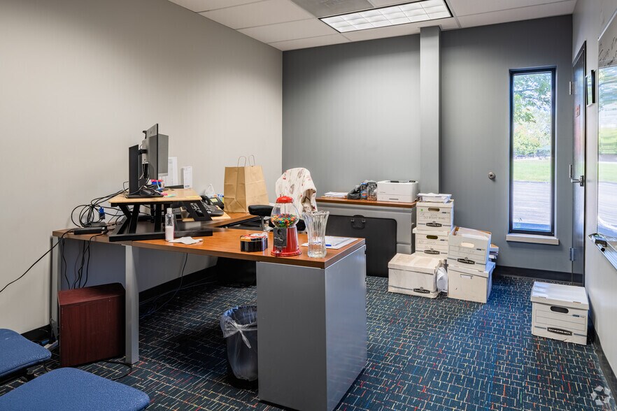 More Photos Of 9355-9375 Dielman Industrial Dr, Olivette Showroom For Lease