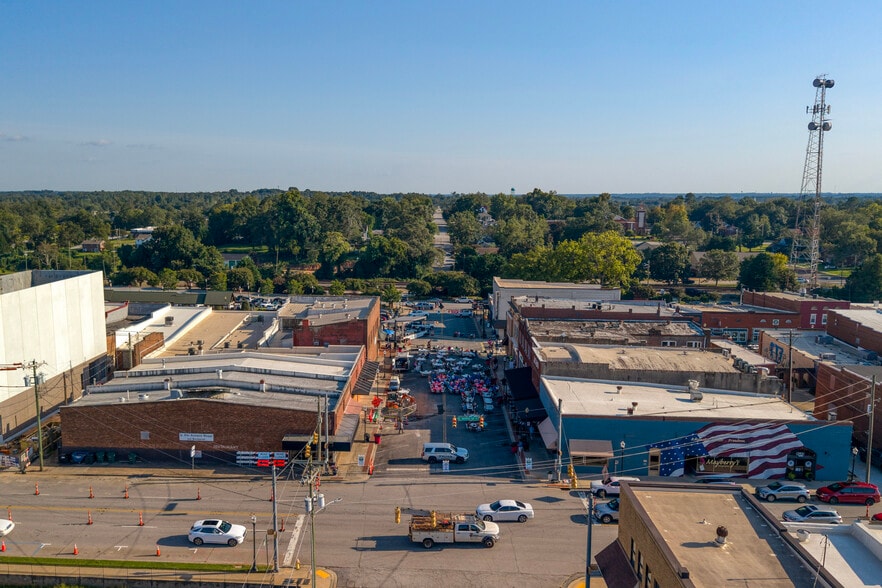 More Photos Of 124 N Townville St, Seneca Storefront For Sale